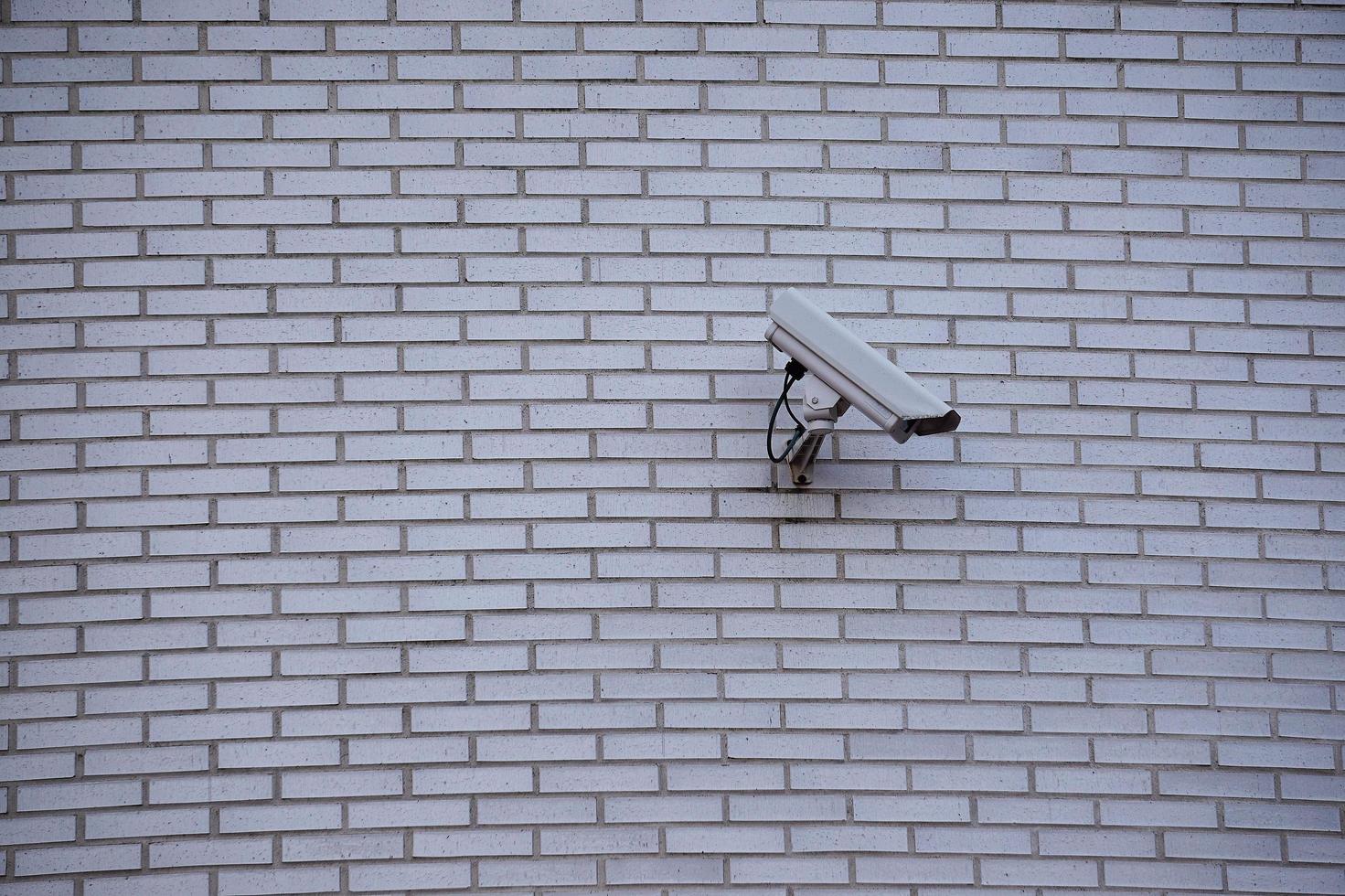 caméra de sécurité sur le mur du bâtiment photo