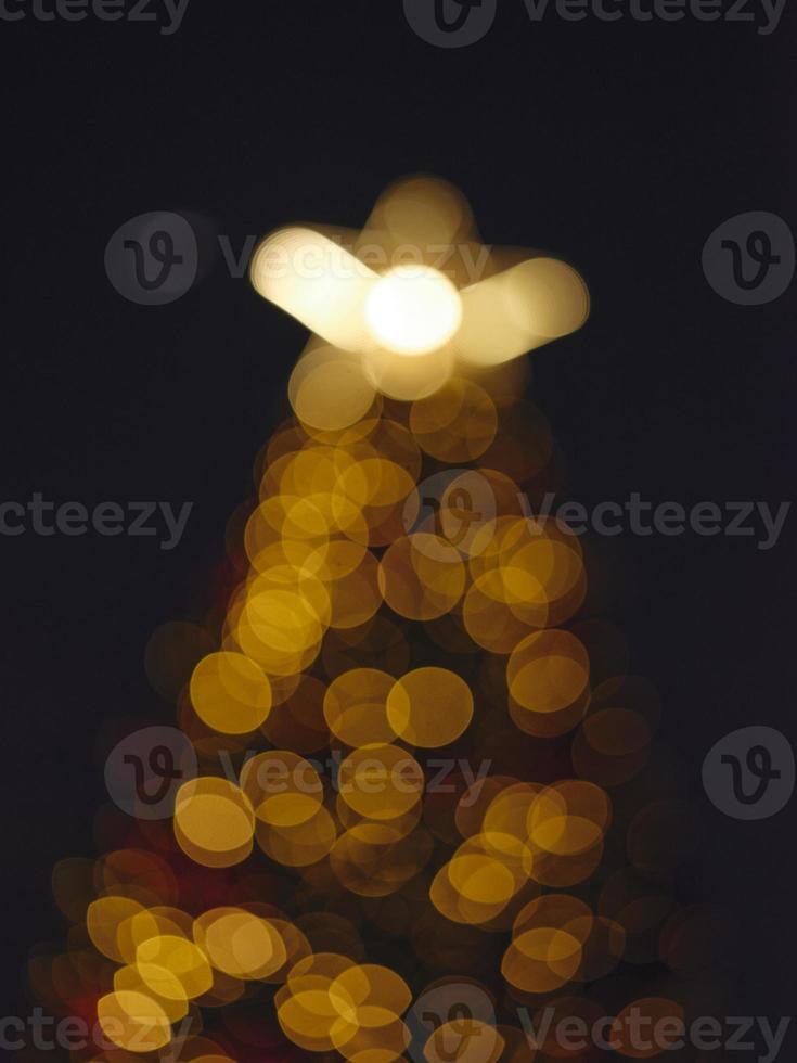 brouiller lumière fête sur Noël arbre avec bokeh Contexte photo