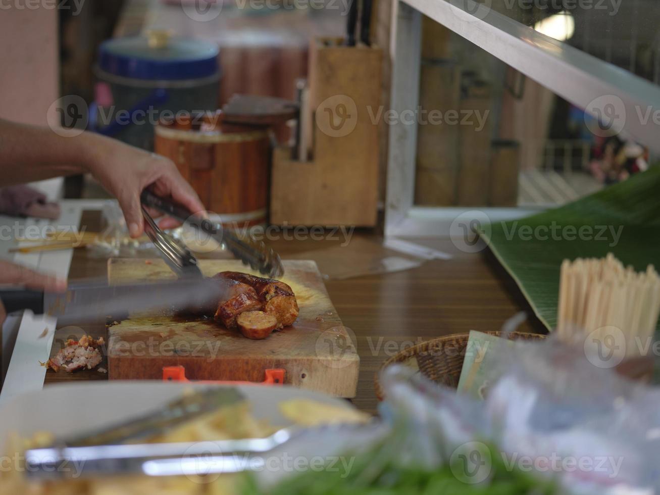 thaïlandais nourriture , Profond frit saucisses de fermenté porc photo