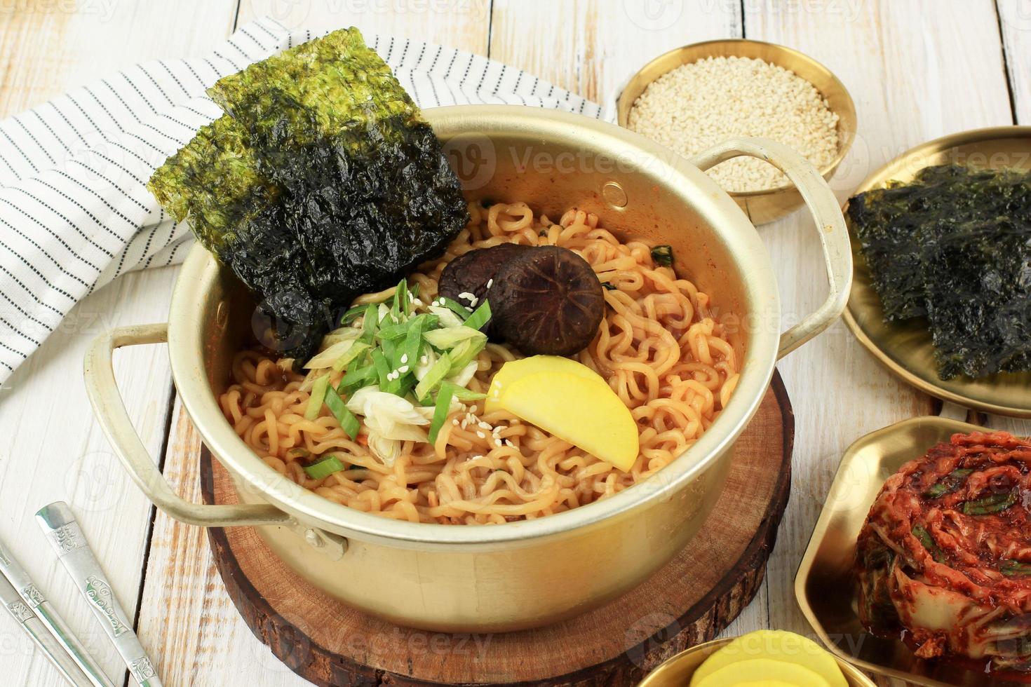 super épicé coréen nouilles, ramyun ou chaud ramen coréen sec nouilles  nourriture 26707672 Photo de stock chez Vecteezy