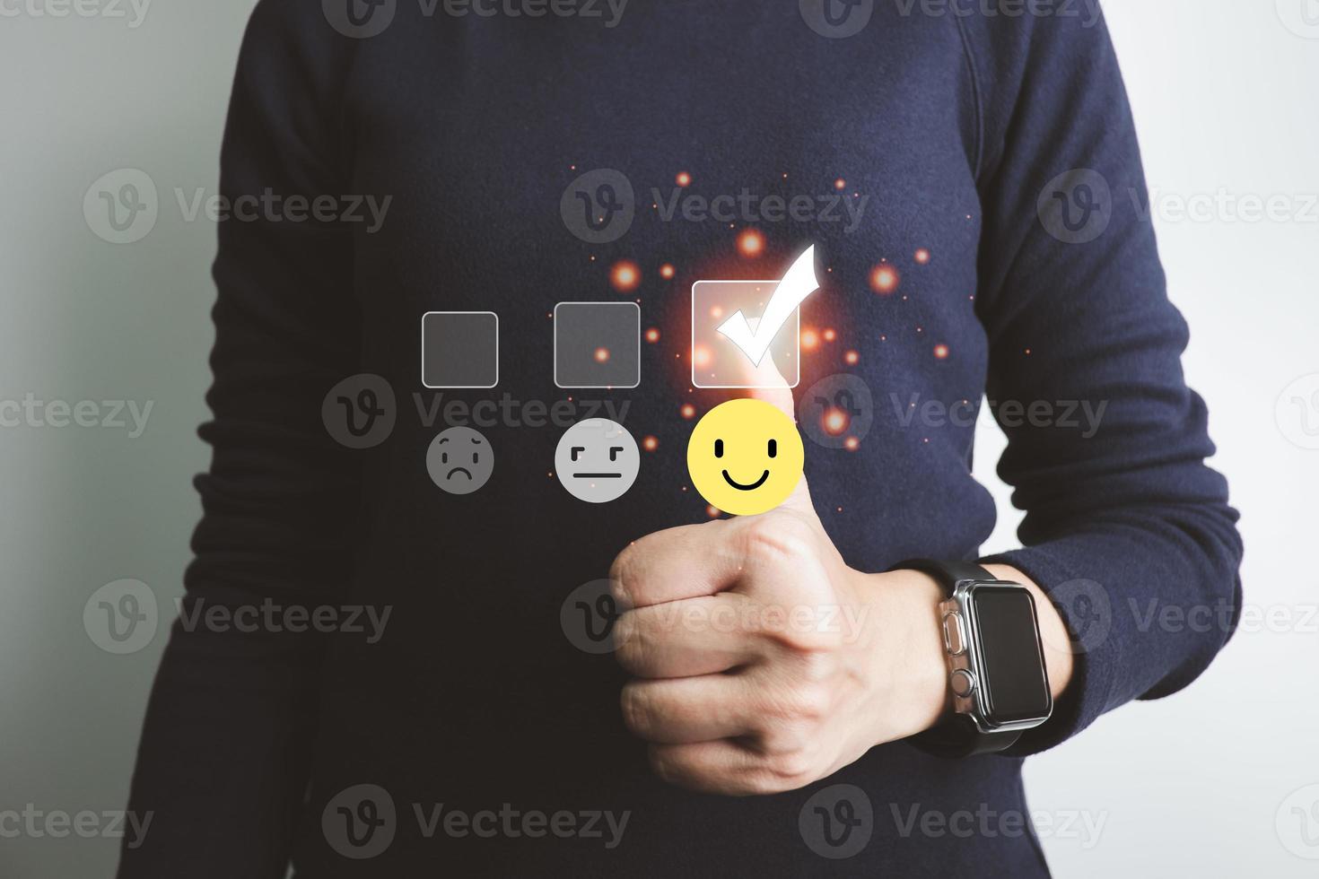 client la satisfaction concept, les pouces en haut évaluation sur smiley visage icône, donnant le le plus élevé score, très content et satisfait avec excellent service, retour d'information de invité. photo