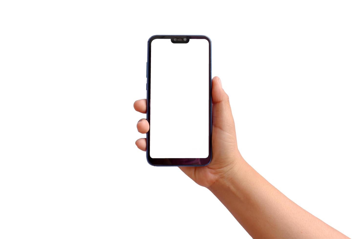 la main tient un smartphone avec un écran blanc séparé sur un fond blanc avec le chemin de détourage. photo