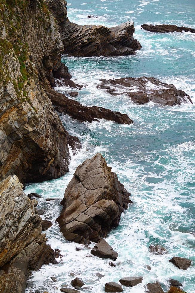 rochers et vagues sur la côte de bilbao, espagne photo