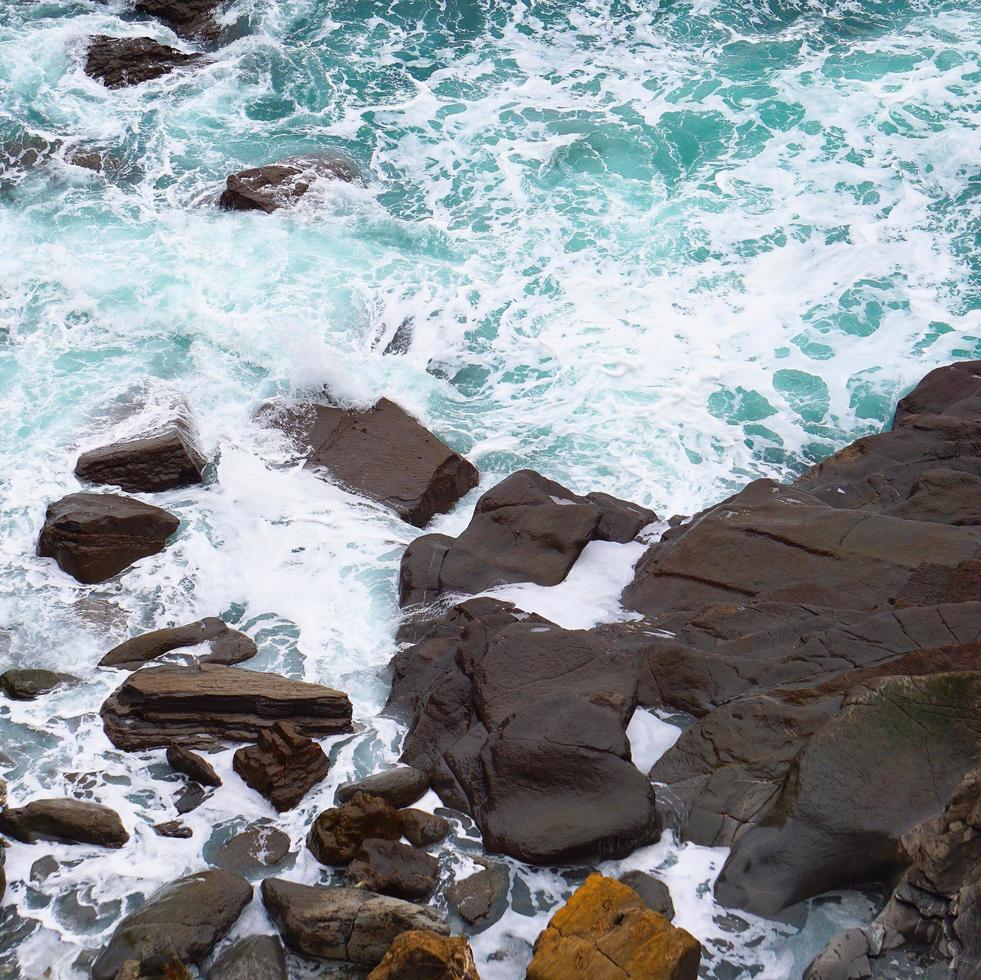 rochers et vagues sur la côte de bilbao, espagne photo