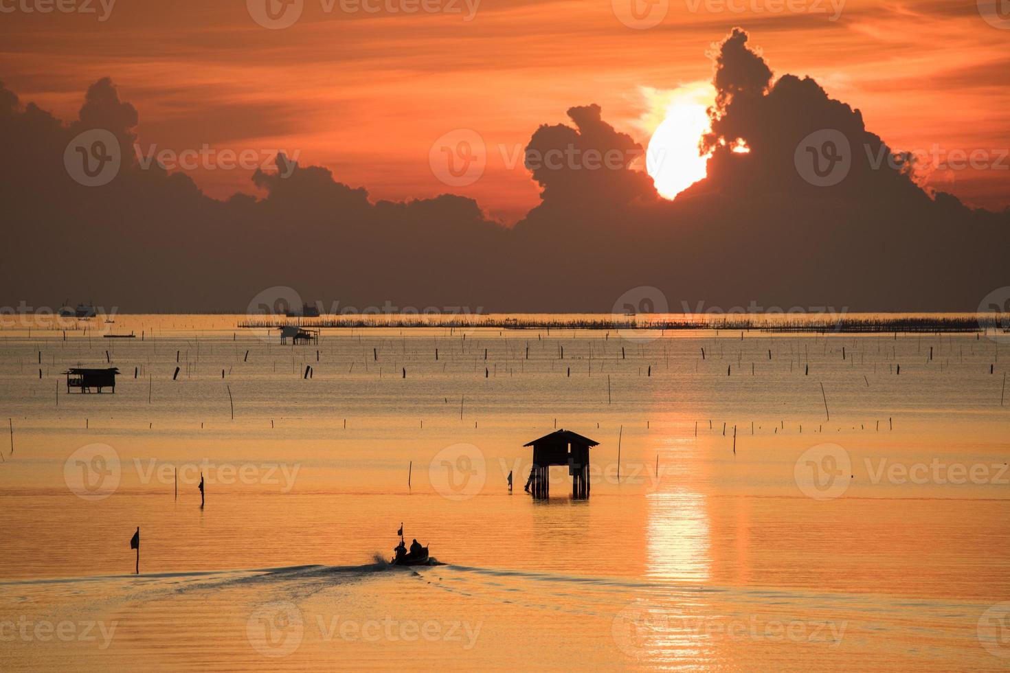 huttes flottantes dans l'eau au coucher du soleil photo