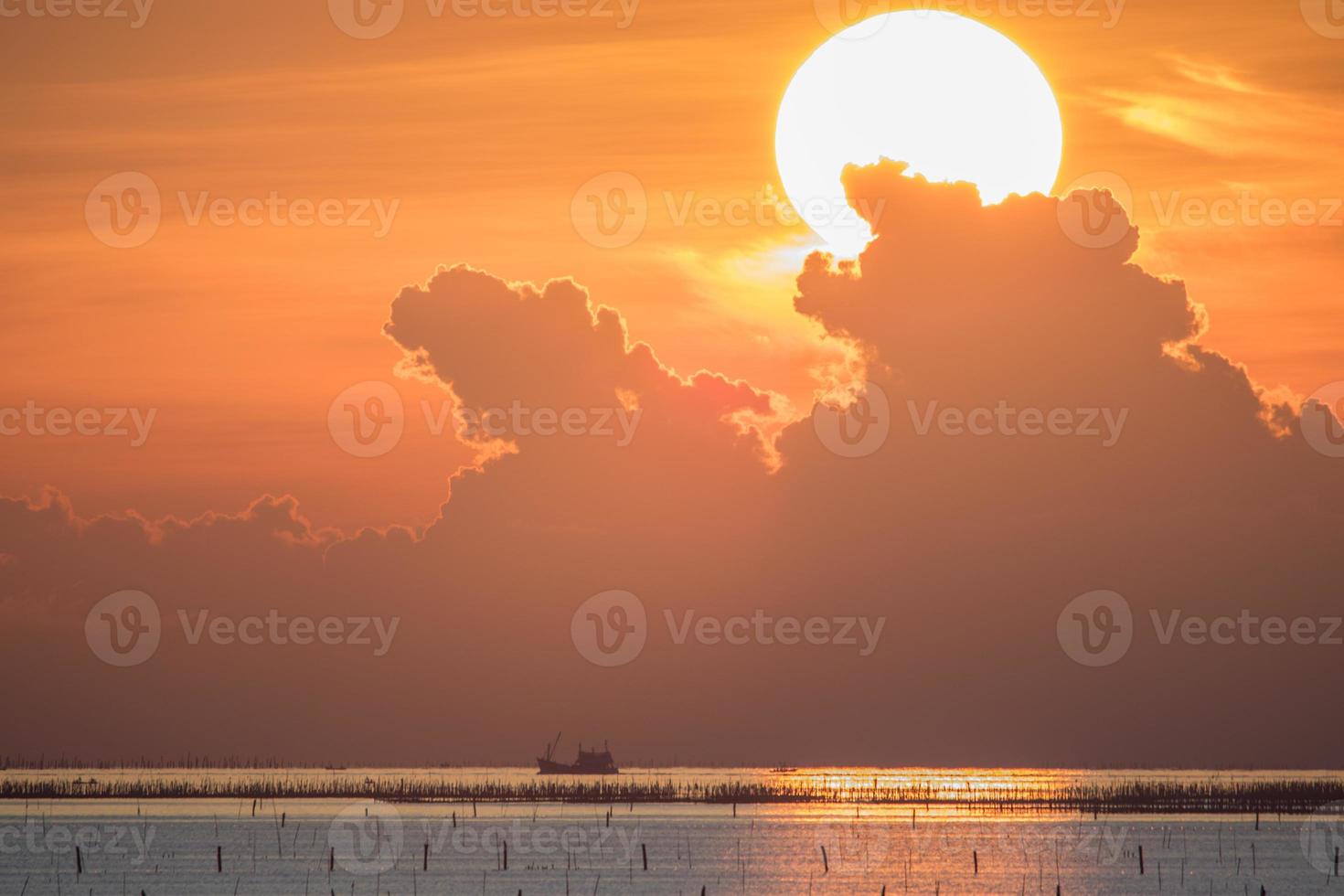 coucher de soleil orange sur un plan d'eau photo