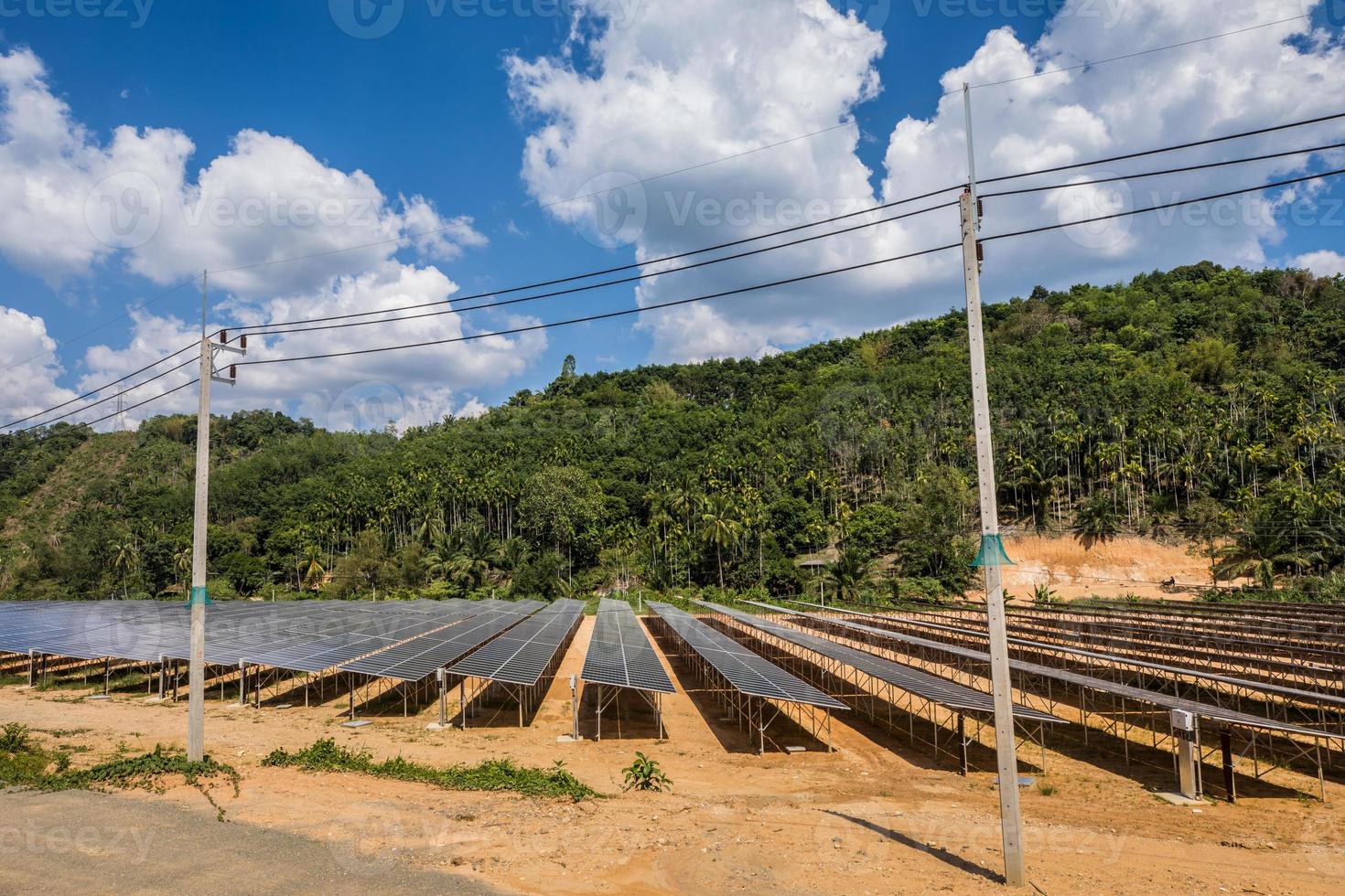 Ferme de cellules solaires sous un ciel nuageux photo