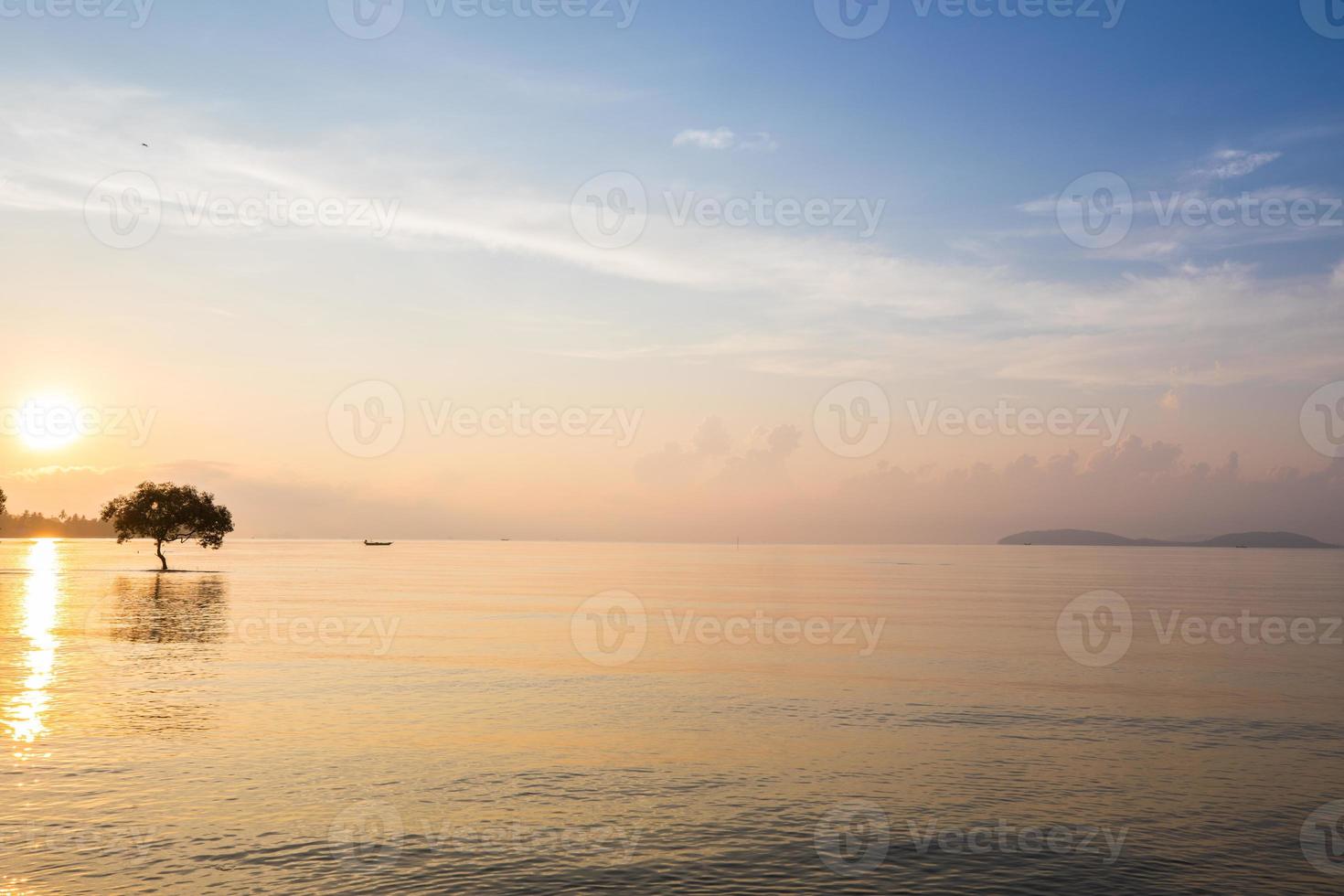 réflexion du lever du soleil sur l'eau photo