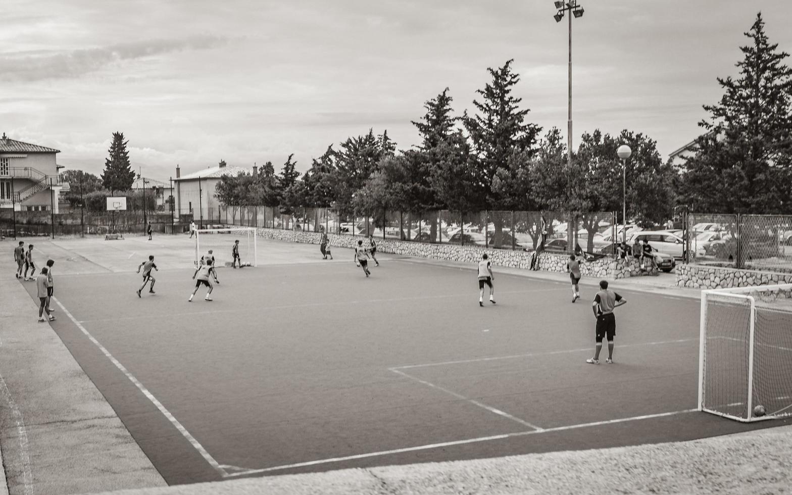 novi vinodolski primorje gorski Croatie 2012 football joueurs formation sur vert football champ novi vinodolski Croatie. photo