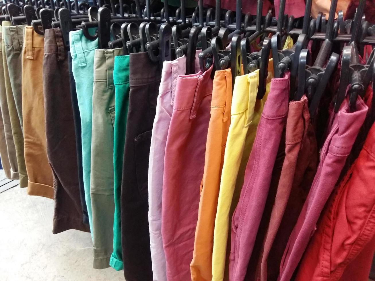 pantalon coloré sur cintres photo