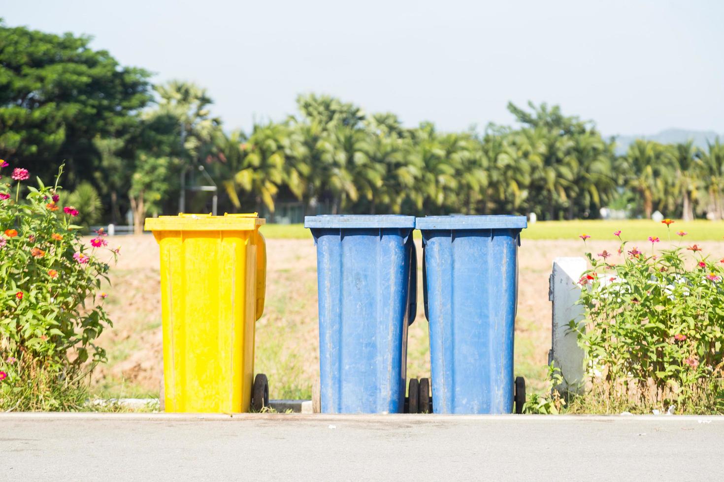 poubelles colorées dans la rue photo