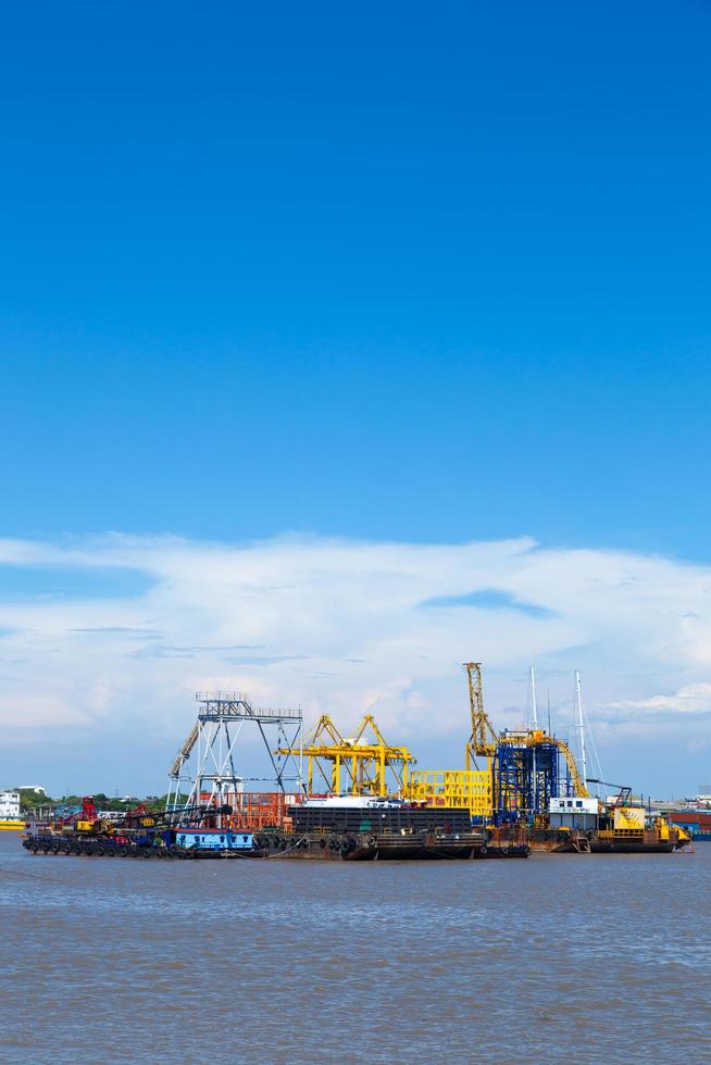 Navire et port de fret à Bangkok, Thaïlande photo