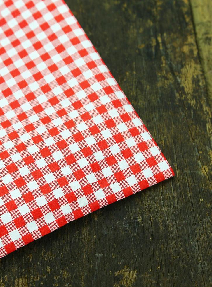 Tissu à carreaux rouges sur une table photo