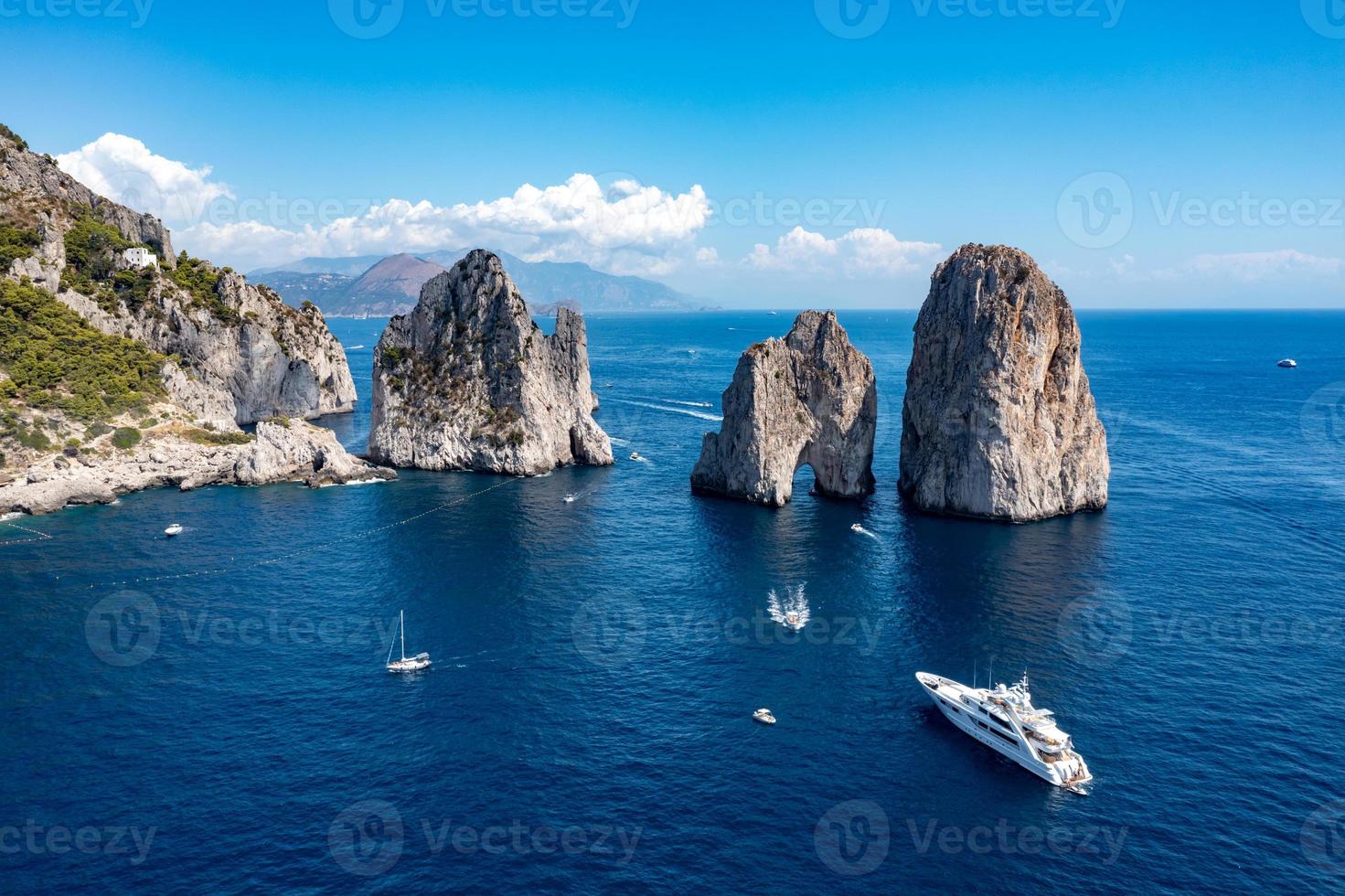 corsaire île sur une magnifique été journée le long de le amalfi côte dans Italie photo