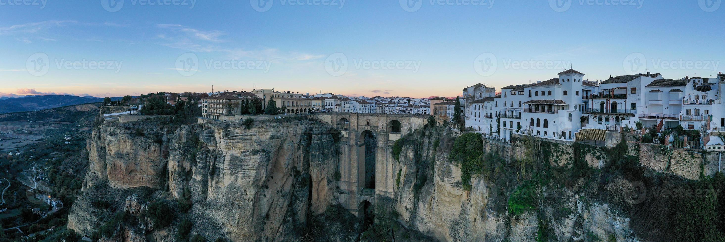 rocheux paysage de ronda ville avec puente nuevo pont et bâtiments, andalousie, Espagne photo