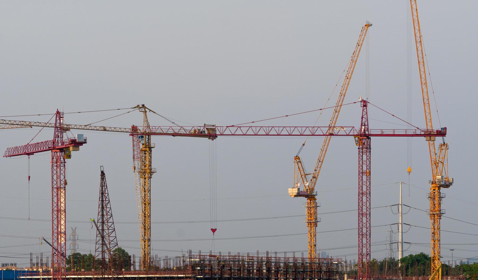 Grues de construction à Bangkok, Thaïlande photo