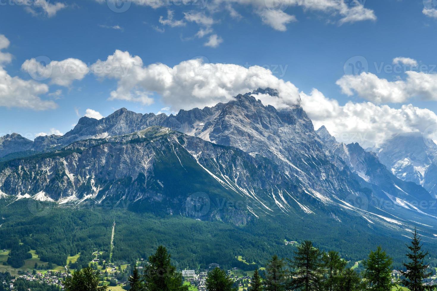 incroyable paysage à le dolomites dans Italie. dolomites unesco monde patrimoine dans le été temps. sud Tyrol. italien Alpes. photo