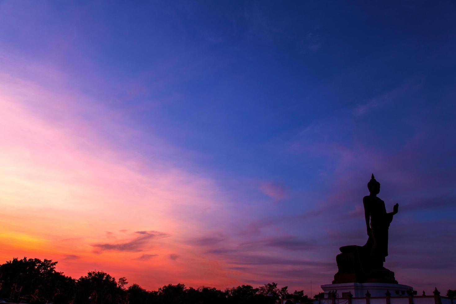 Statue de Bouddha en Thaïlande, au coucher du soleil photo