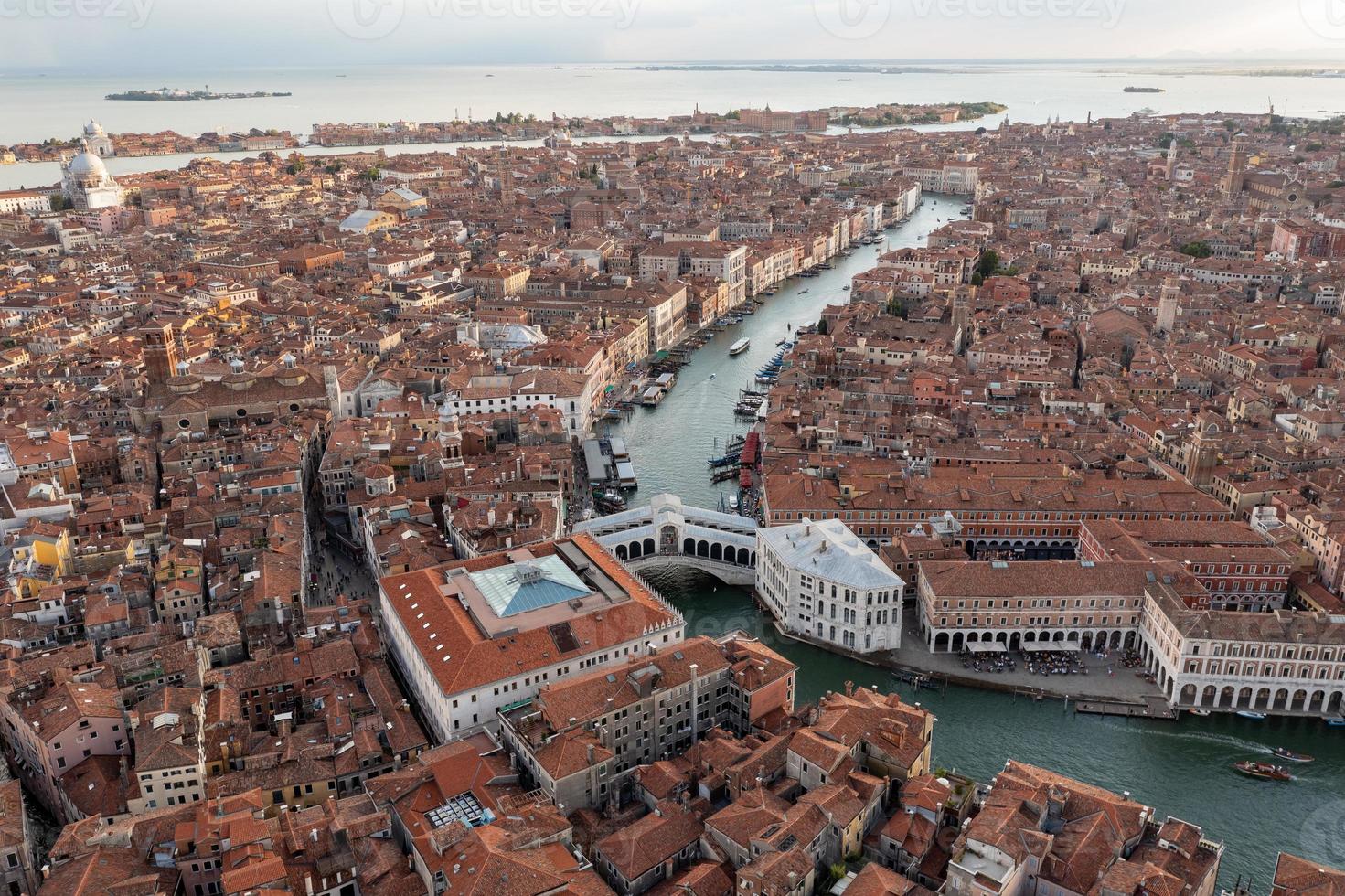 aérien vue de le vieux vénitien toits dans Venise, Italie. photo