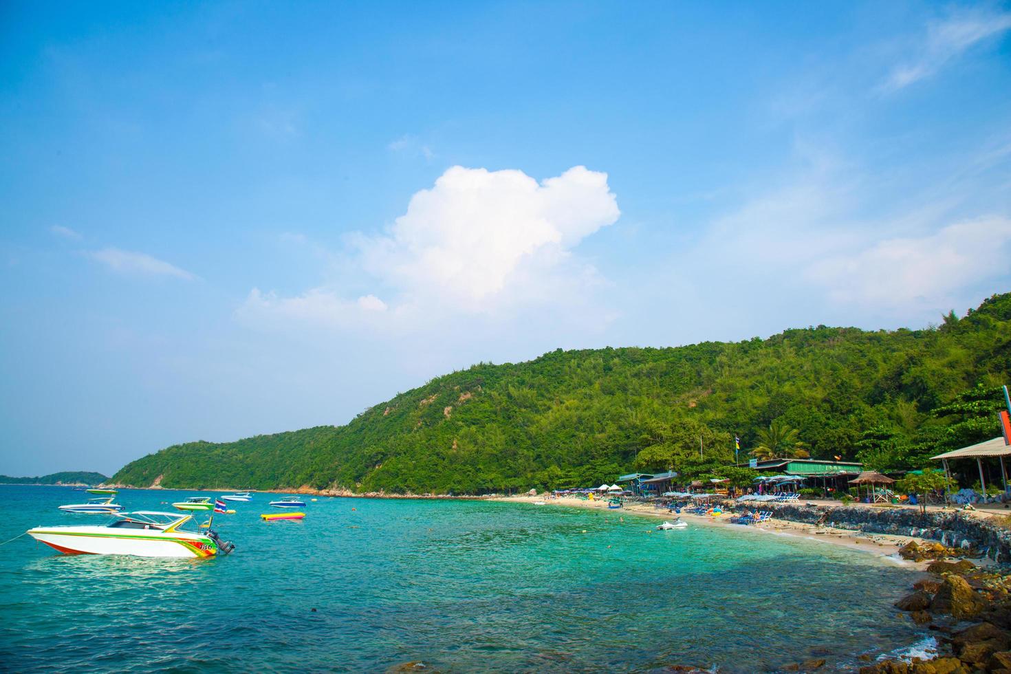 la plage de koh larn en thailande photo