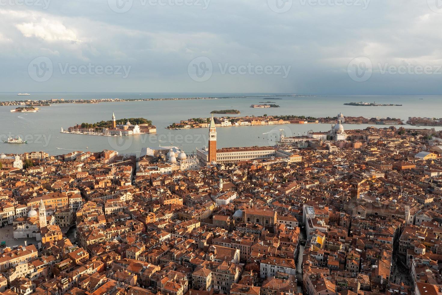 aérien vue de le vieux vénitien toits dans Venise, Italie. photo