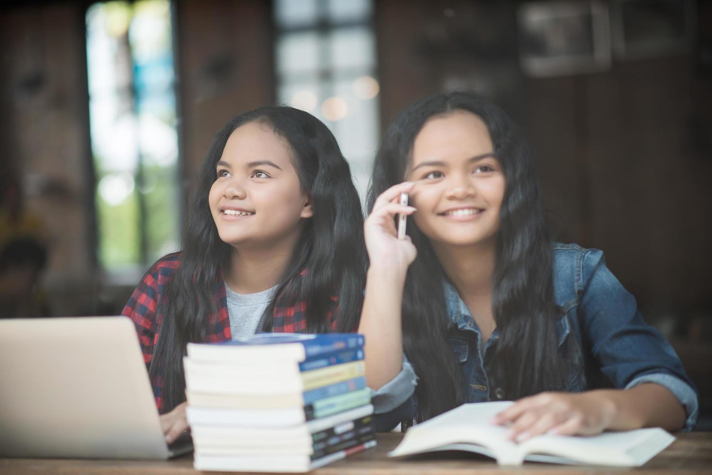 deux amis étudiants heureux dans un café photo