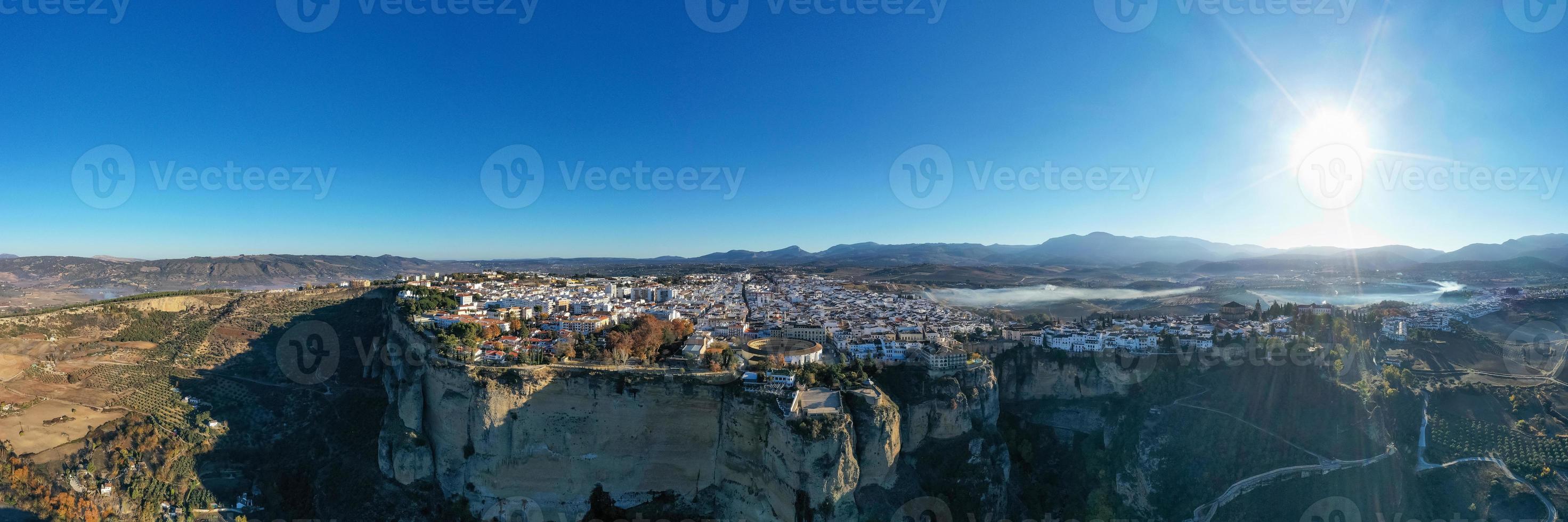 arène de le Royal cavalerie de ronda aérien vue à lever du soleil dans Espagne. photo