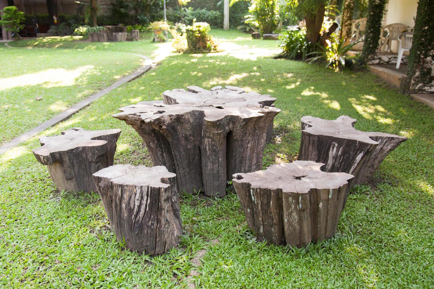 table et tabourets en bois photo