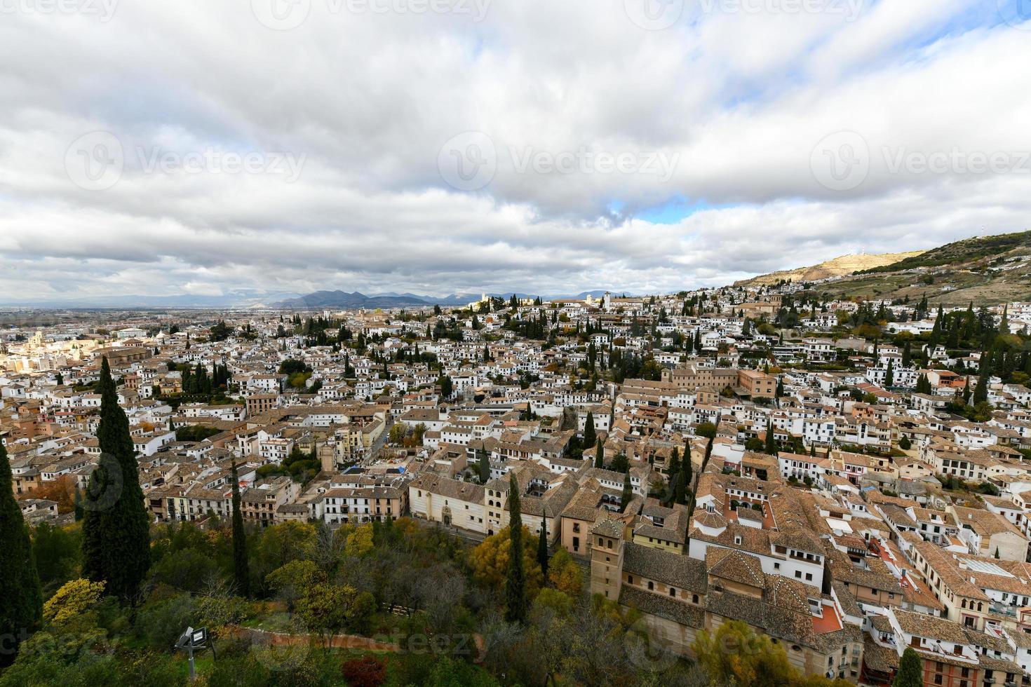 panorama de el albayzine district dans Grenade, andalousie, Espagne, sur la photo de le torre del cubo dans le alacazaba forteresse.