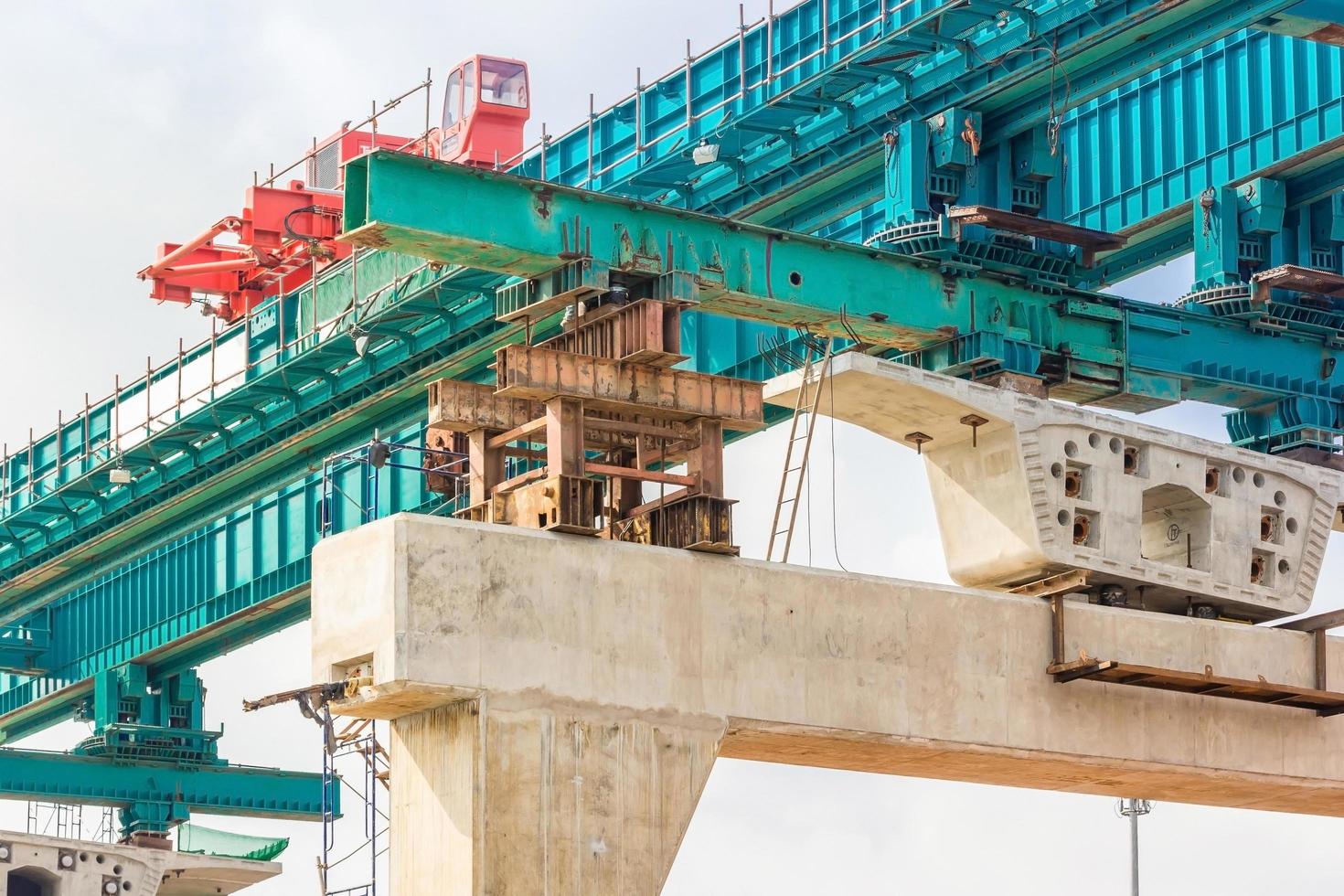 construction d'une ligne de transport ferroviaire en commun photo