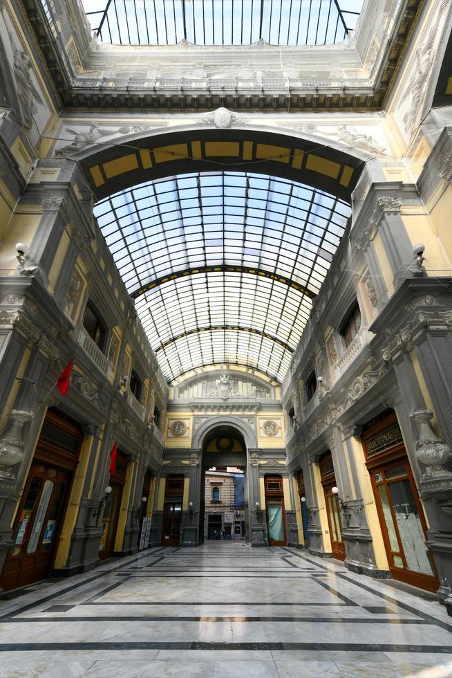 Naples, campanie, Italie -août 16, 2021, intérieur de le galleria principe di Napoli construit dans le dix-neuvième siècle dans liberté style. photo