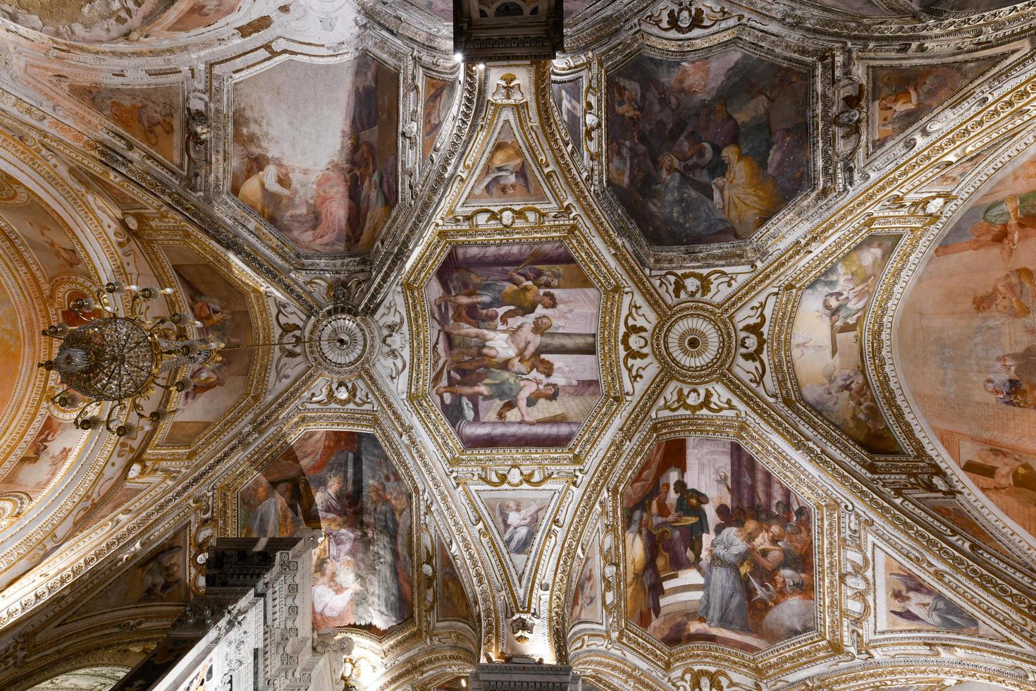 Amalfi, Italie - août 28, 2021, plafond intérieur de apôtre Saint andré, romain catholique église. photo