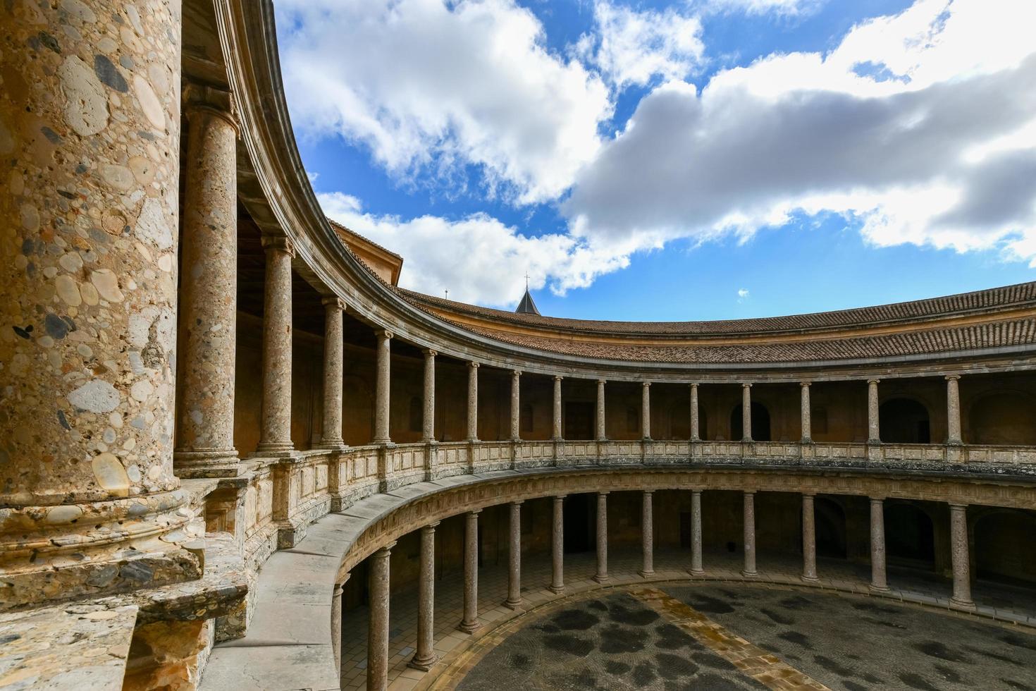 Grenade, Espagne - nov 29, 2021, le unique circulaire patio de le palais de Charles v palacio de carlos v avec ses deux les niveaux de Colonnes de dorique et ionique colonnades, alhambra, Grenade, Espagne. photo