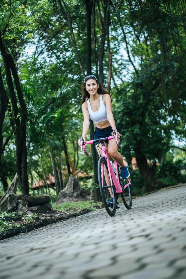 jeune femme, faire, vélo, dans parc photo