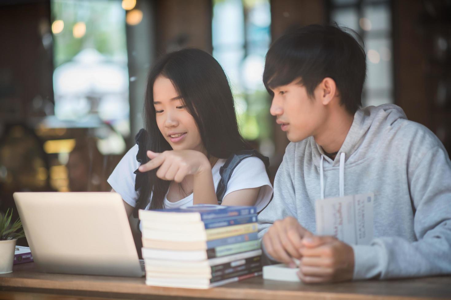 Groupe d'amis étudiants heureux dans un café photo