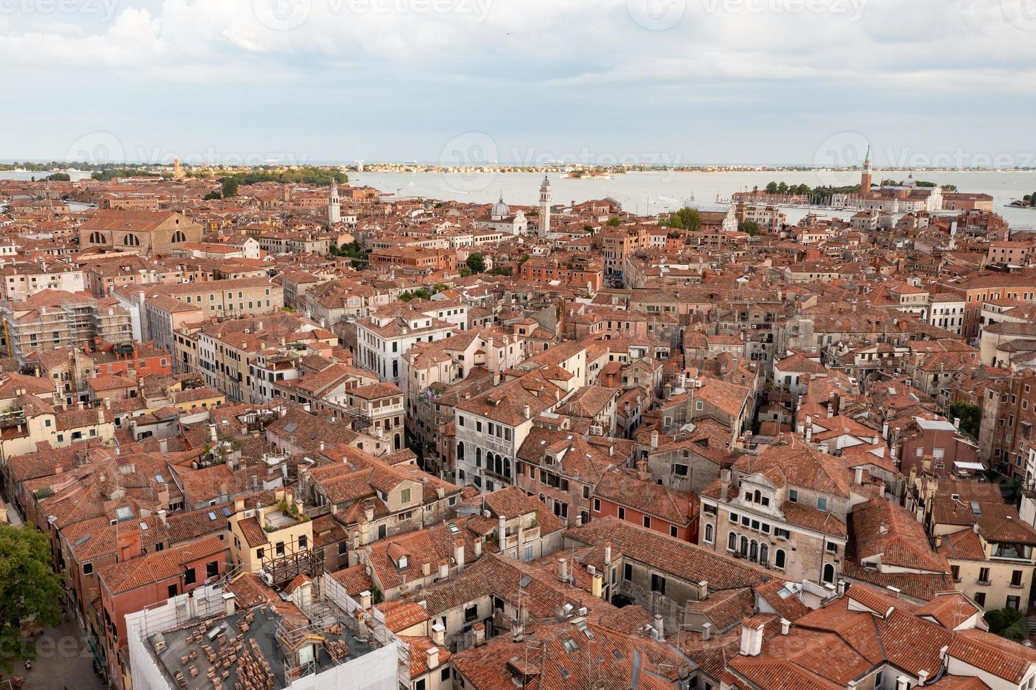 aérien vue de le vieux vénitien toits dans Venise, Italie. photo