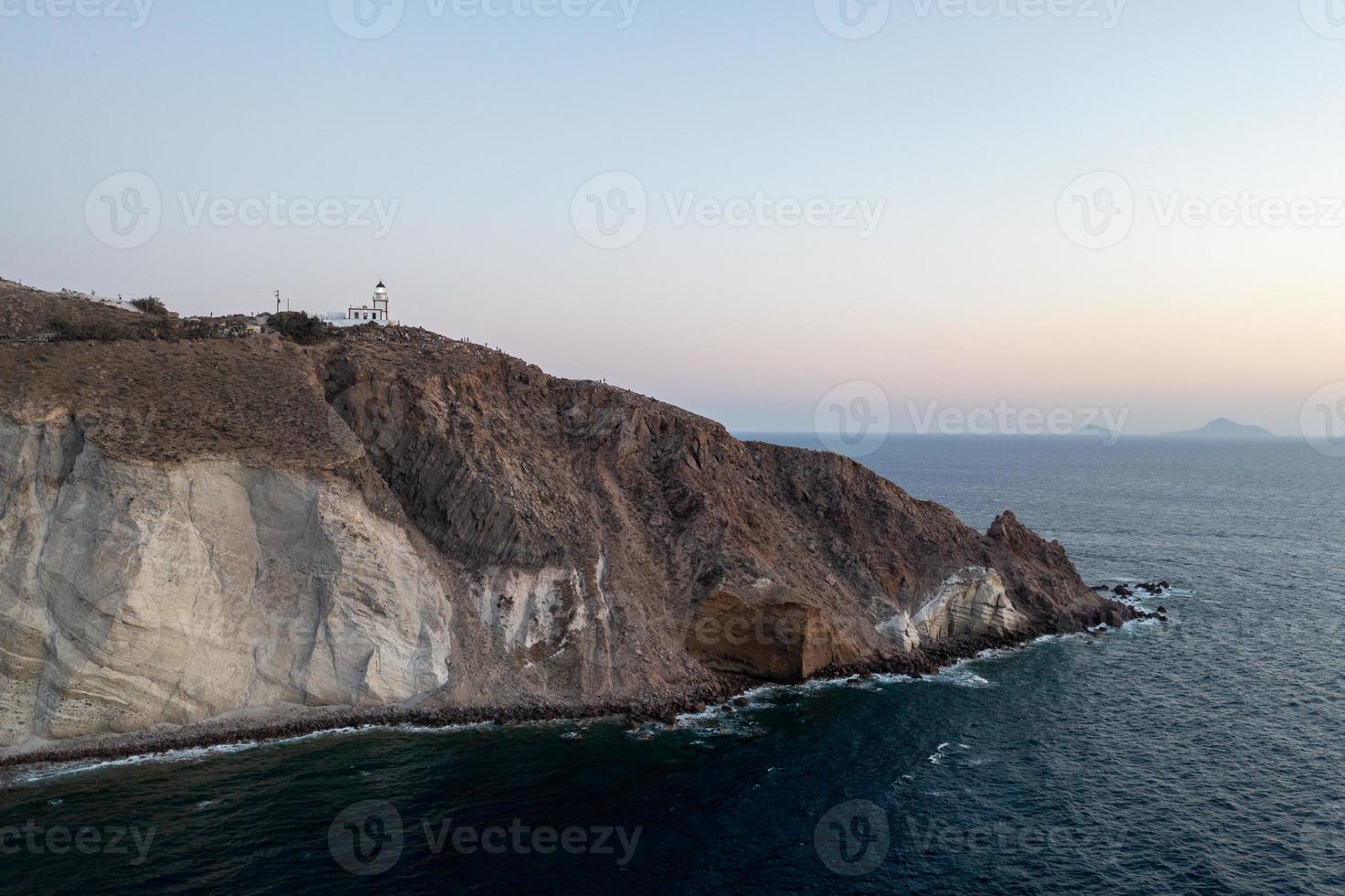 aérien vue de le akrotiri phare à le coucher du soleil dans Santorin, Grèce. photo