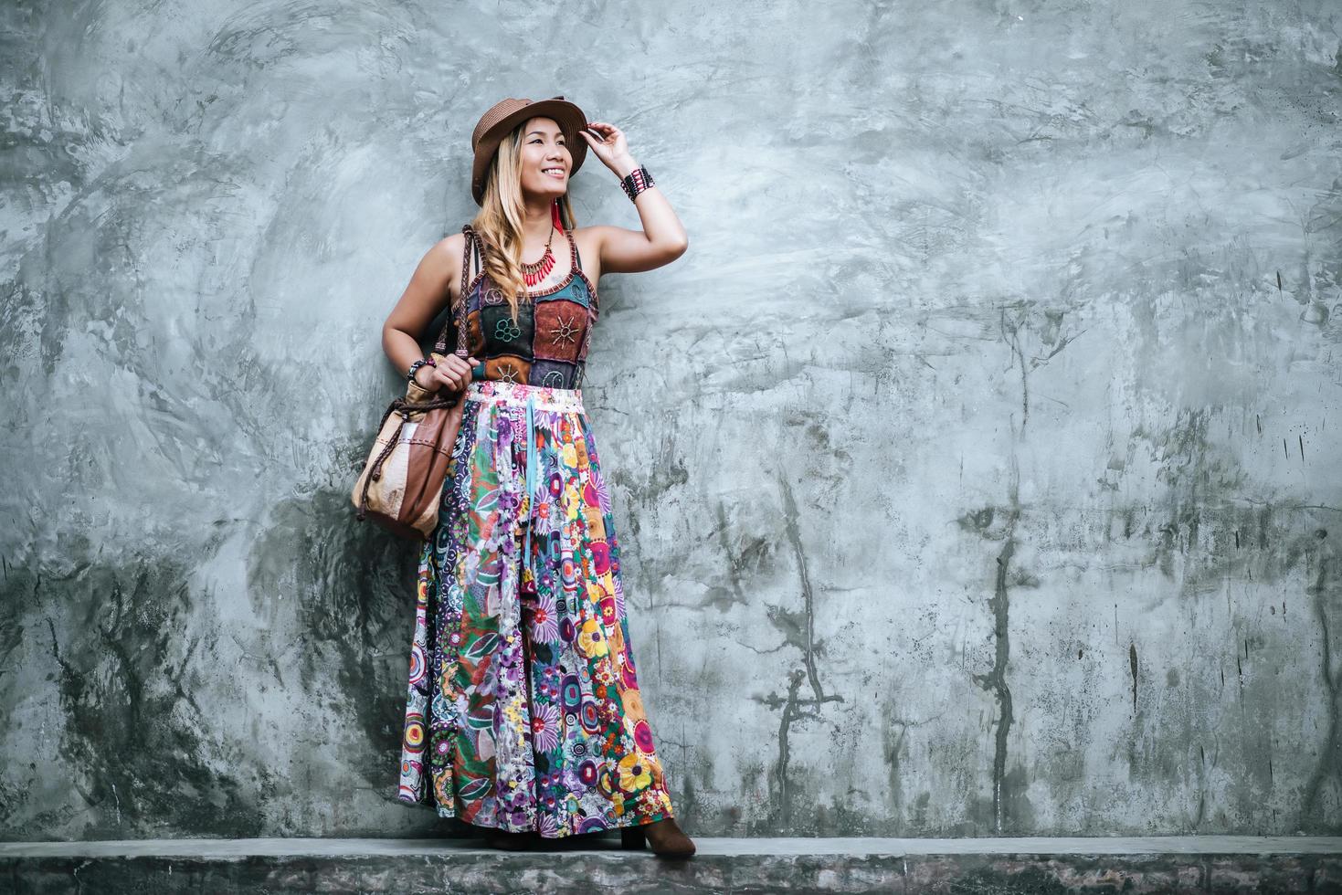 belle jeune femme à l'extérieur photo