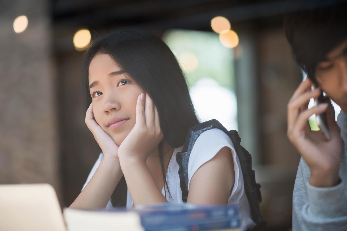 Groupe d'amis étudiants heureux dans un café photo