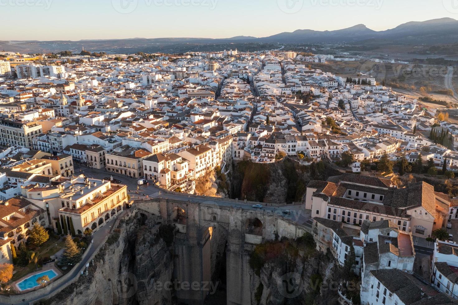 rocheux paysage de ronda ville avec puente nuevo pont et bâtiments, andalousie, Espagne photo