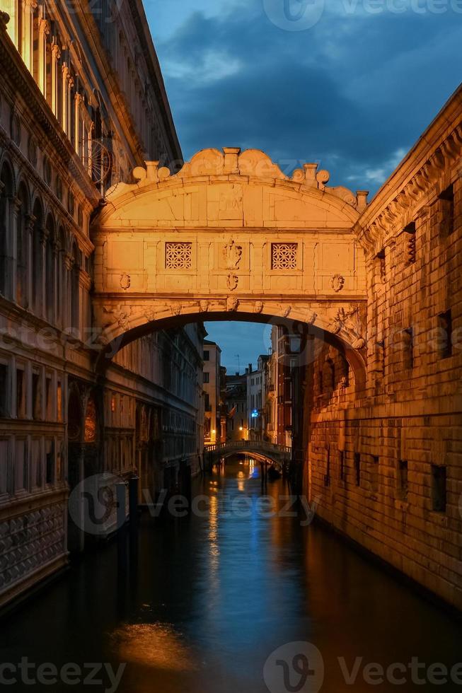 pont de soupire ou ponte dei sospiri à crépuscule dans Venise, Italie. photo