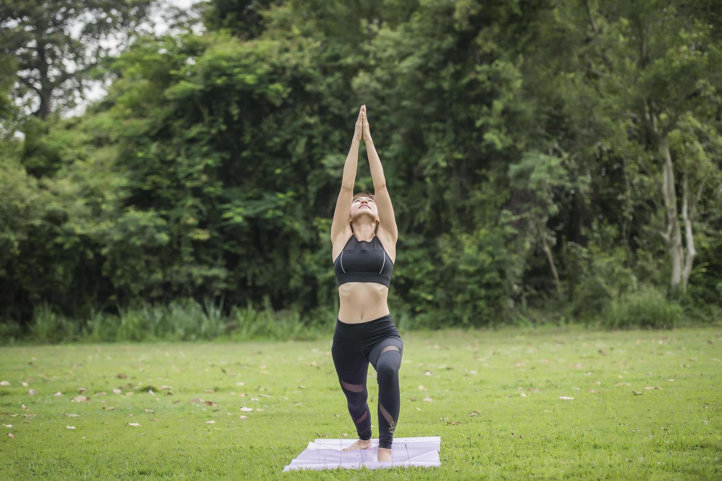 femme faisant du yoga dans le parc photo