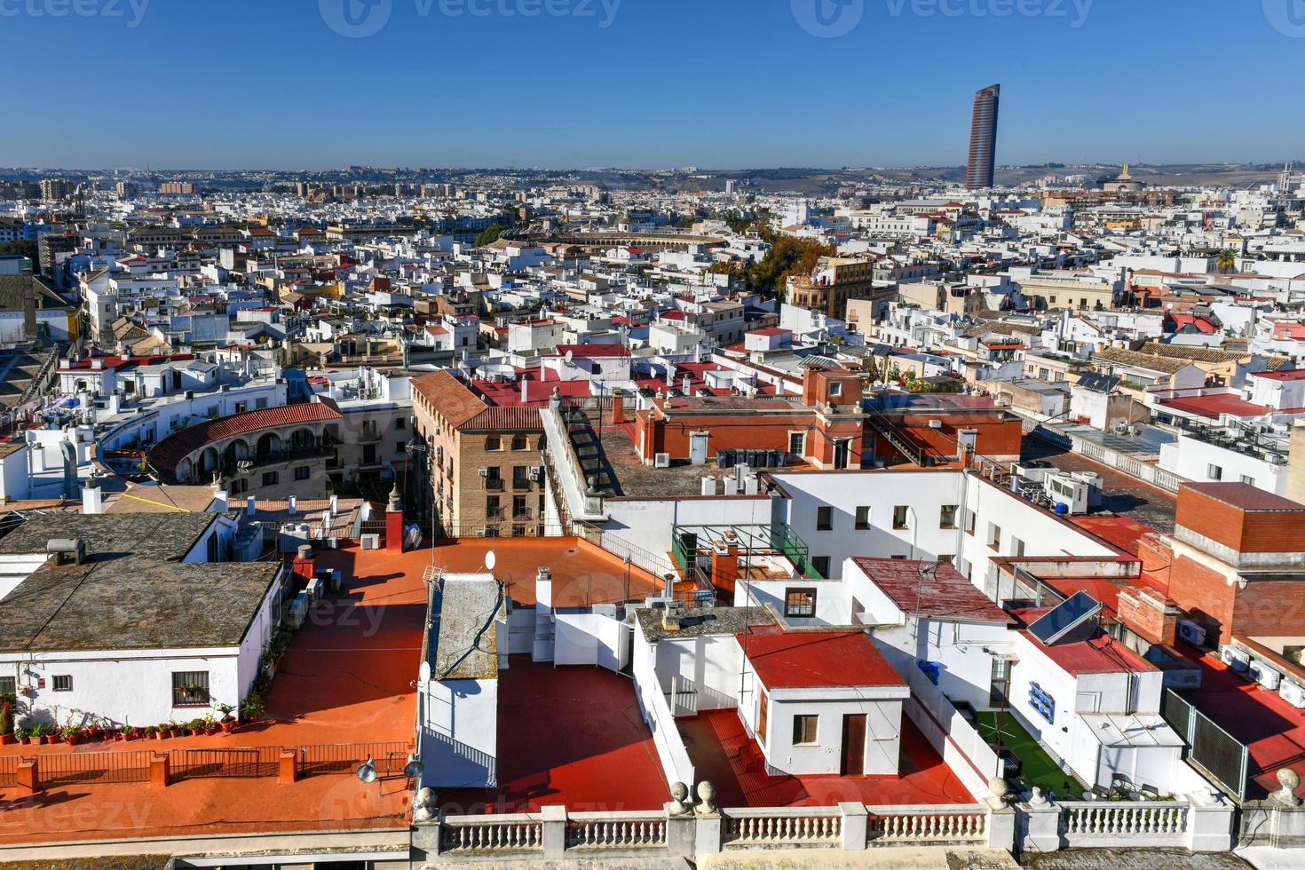 aérien panoramique vue de le ville de le la tour de séville dans Séville, Espagne. photo