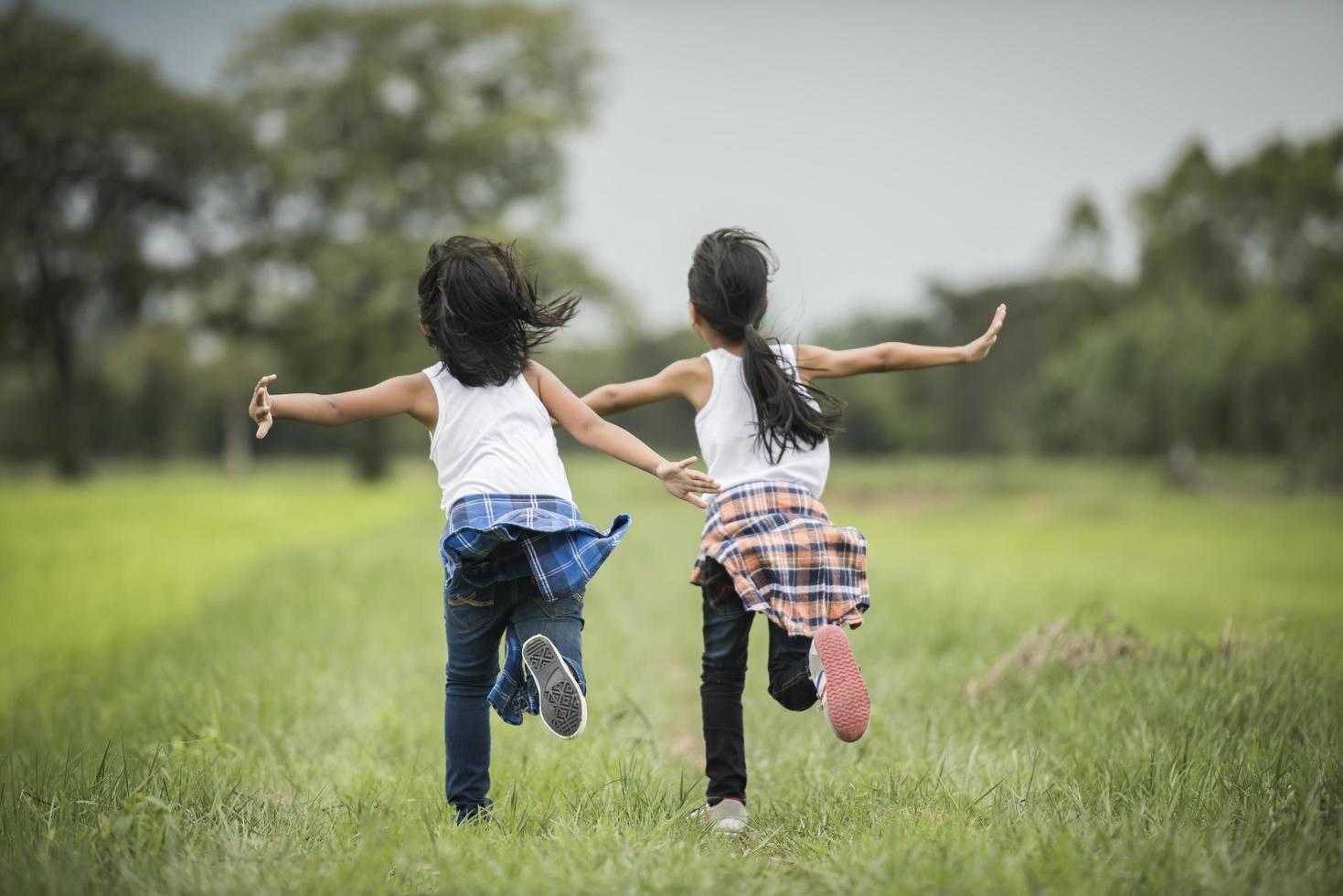 deux petites filles s'amusant dans le parc photo