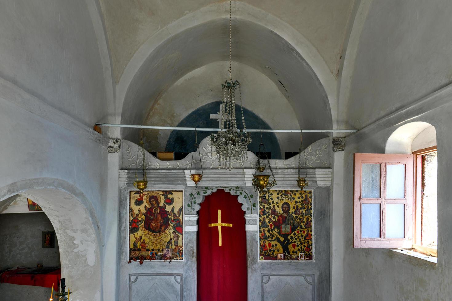 oia, Grèce - juil 23, 2021, église dans le Château de oia sur le île de Santorin, Grèce. photo