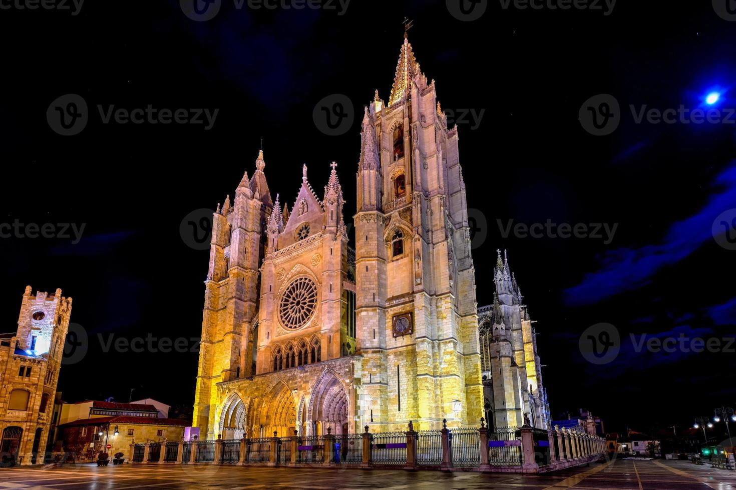 principale gothique façade de leon cathédrale dans le soir, Espagne photo