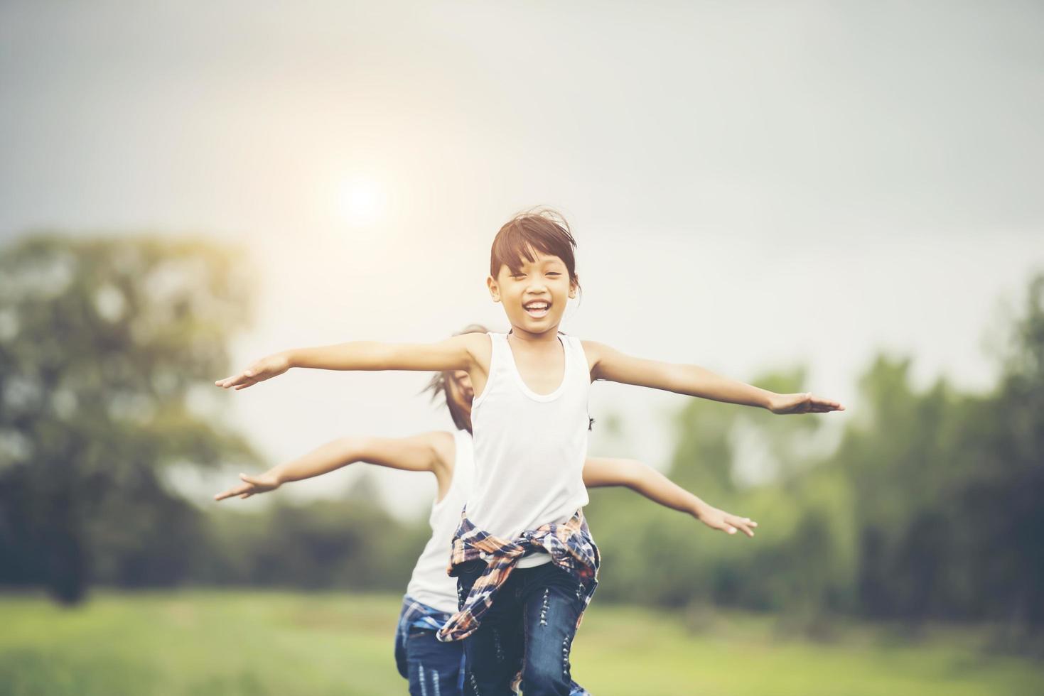 deux petites filles s'amusant dans le parc photo