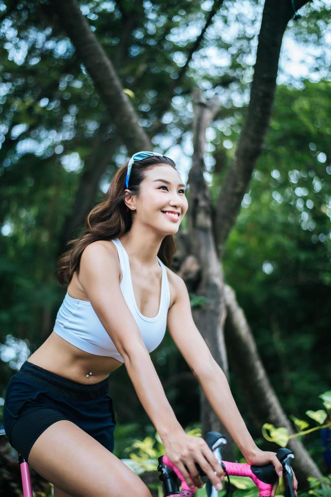 jeune femme, faire, vélo, dans parc photo