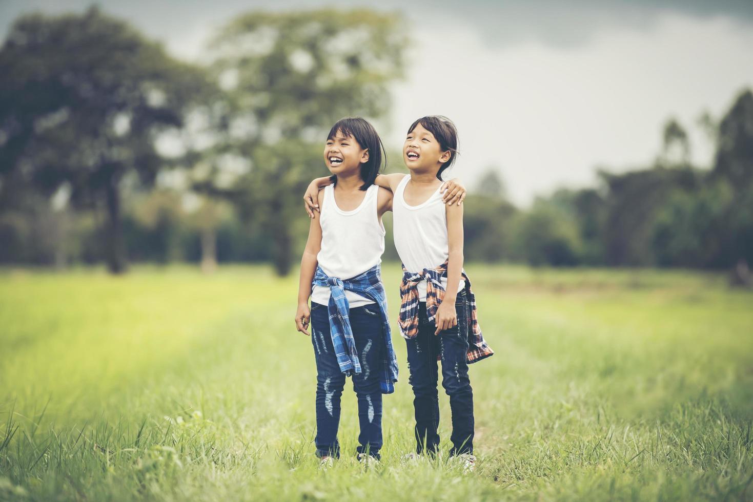 deux petites filles s'amusant dans le parc photo