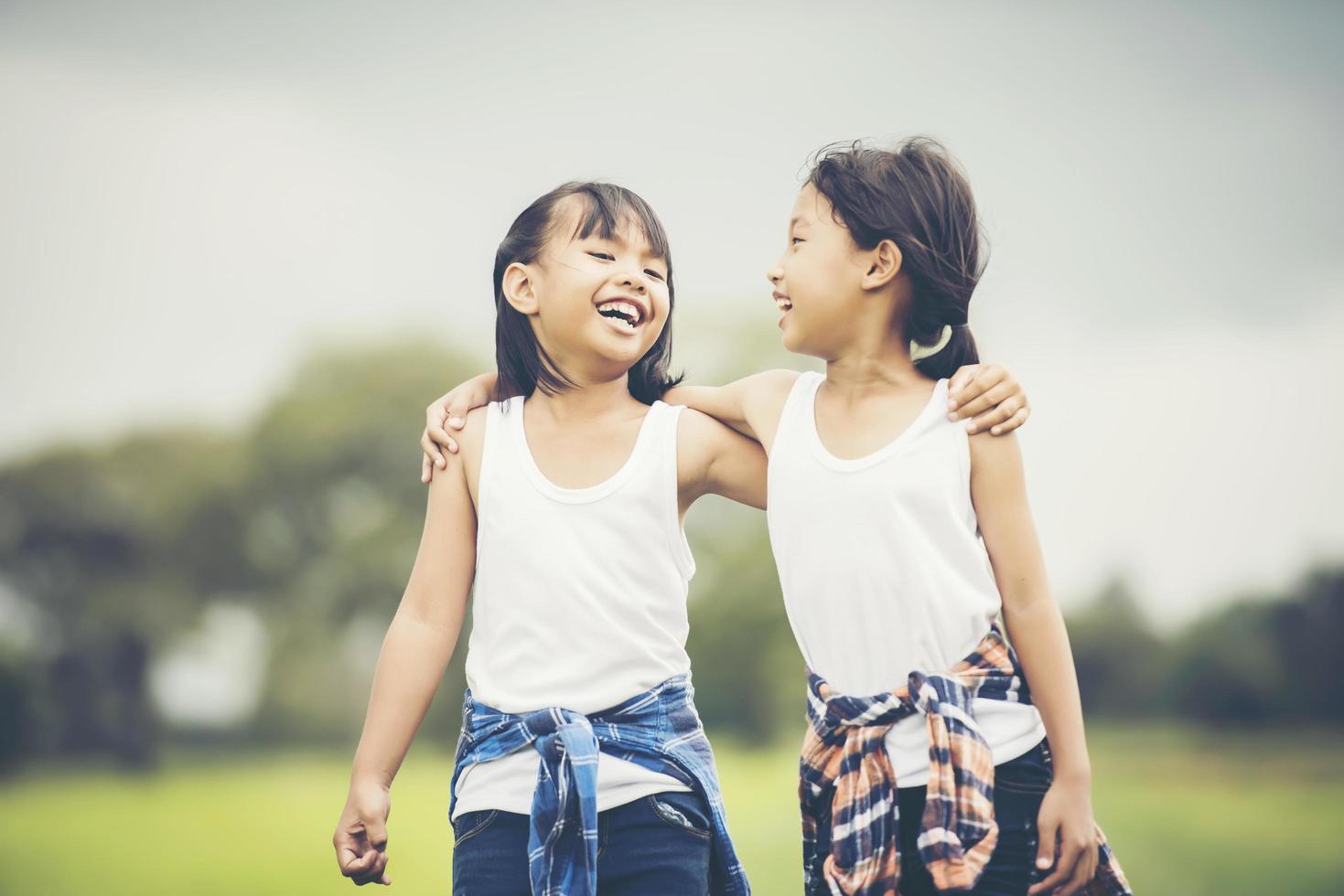 deux petites filles s'amusant dans le parc photo